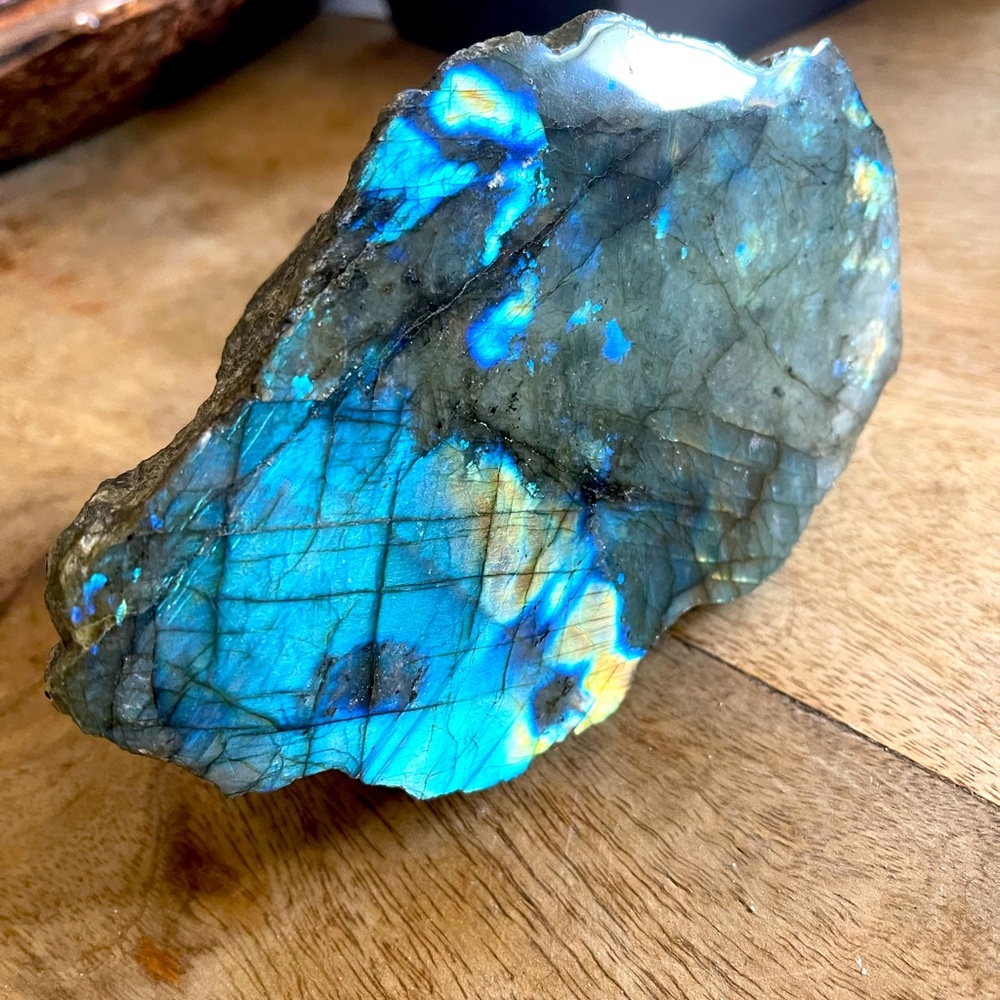 Absolutely gorgeous piece of Labradorite 💎
